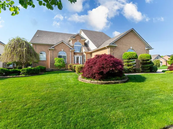18610 Turnberry Dr, Macomb, MI 48044