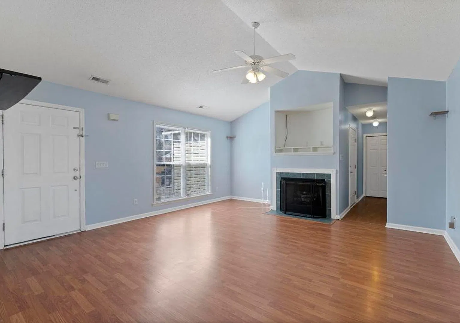 City Living with Space to Relax 3BR/2BA — Photo 4
