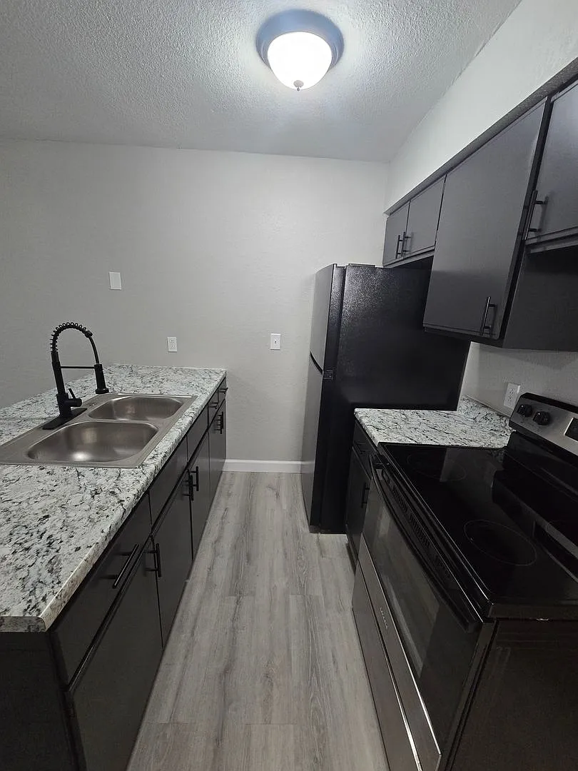 1 Bedroom 1 Bathroom Apartment! — Photo 1