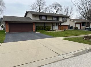 546 Yarmouth Rd, Elk Grove Village, IL 60007