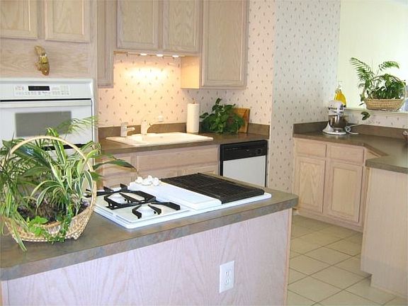 Kitchen w/Center Island