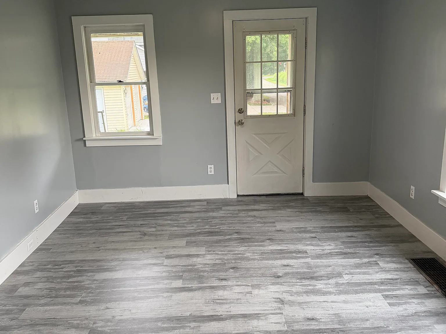 3 bed, 1000 sqft, $1,400 — Photo 2