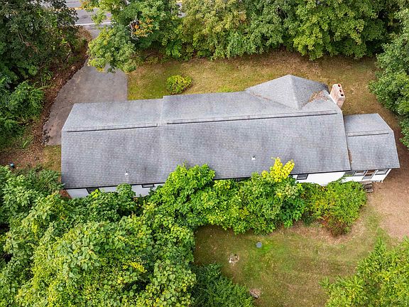 4th image of 136 Maple Avenue