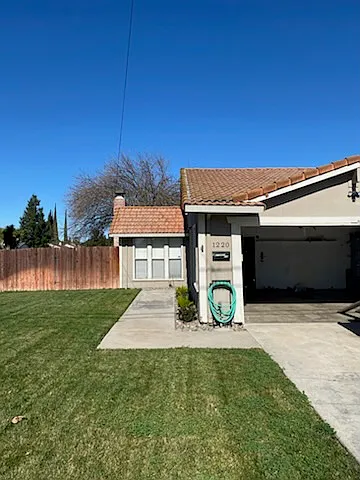 1220 N Mitchell Ave — Photo 2