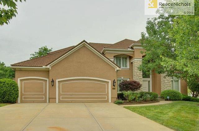 Stunning home in Pavilions at the end of a cul-de-sac with extra
