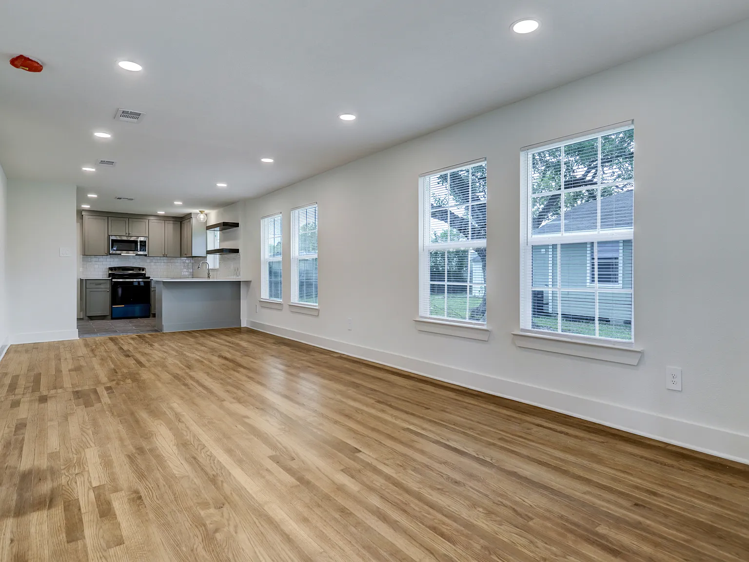 3 bed, 1200 sqft, $1,550 — Photo 2