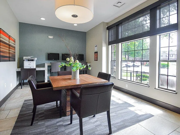 Park Laureate Apartment Homes — Photo 22