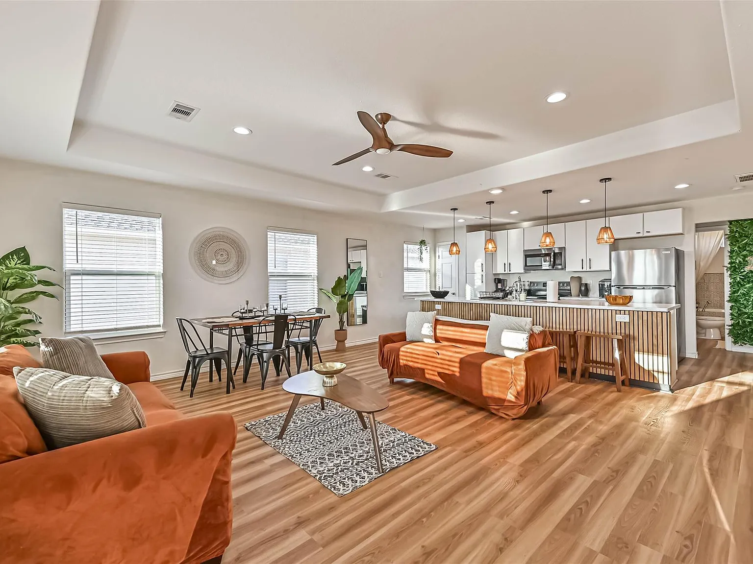 3 bed, 2.0 bath, 1280 sqft, $2,570 — Photo 3