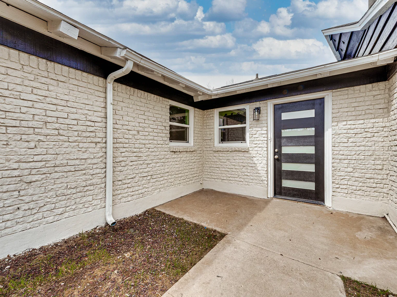 3 bed, 1717 sqft, $2,300 — Photo 2
