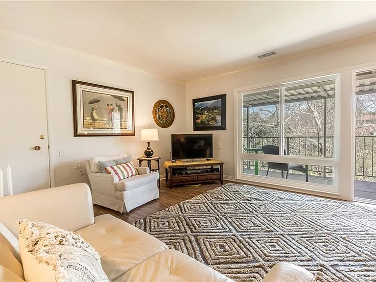 928 Avenue Majorca #O — Photo 12