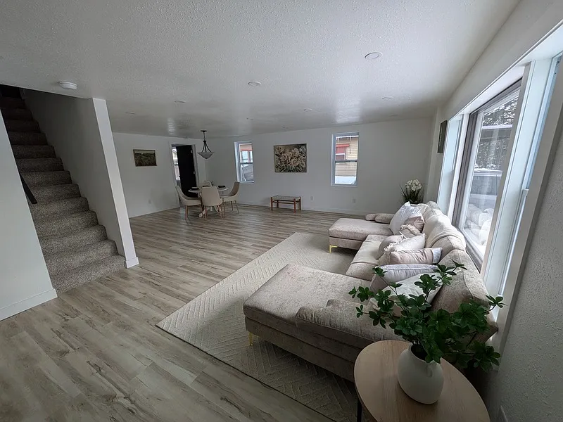 4 bed, 1.0 bath, 1700 sqft, $1,999 — Photo 2