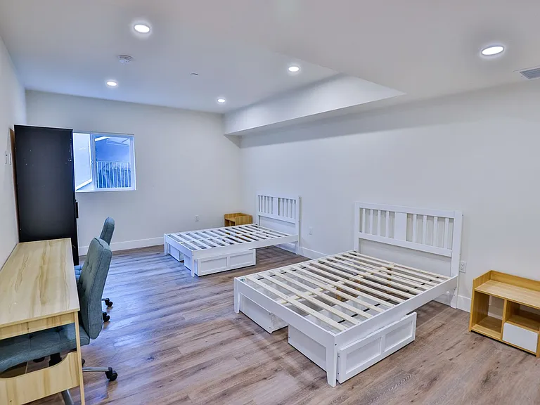 1164 W 37th Pl — Photo 17