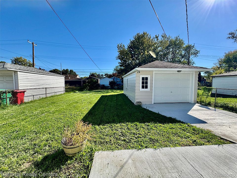 24884 Hayes Ave, photo 8
