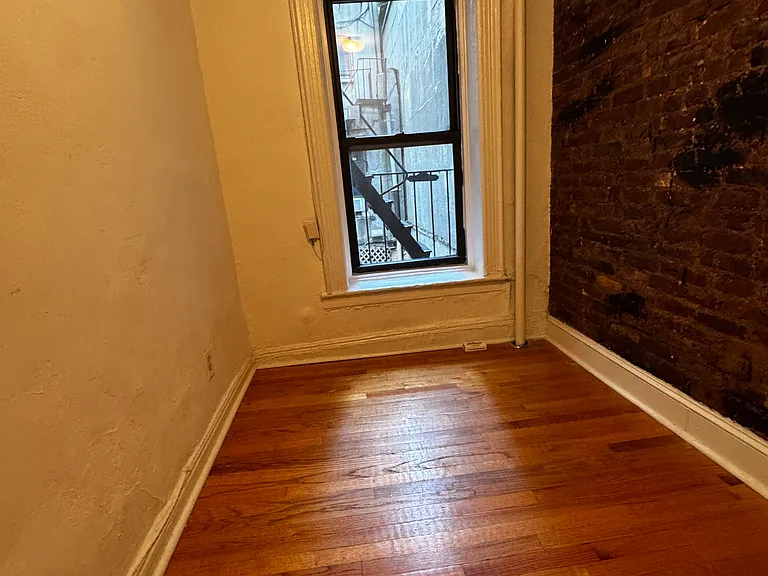 207 E 5th St #2 — Photo 6