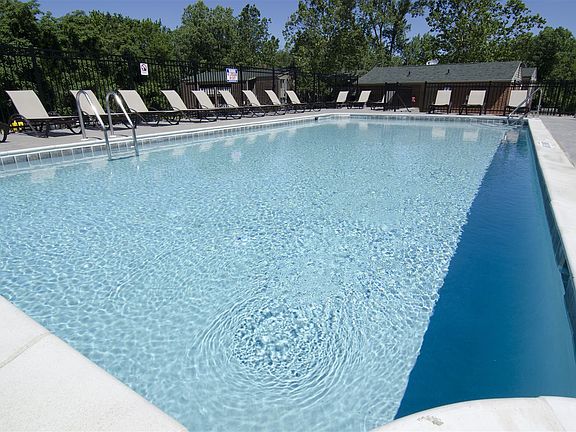 Campus Hill_Pool_2016 (4)