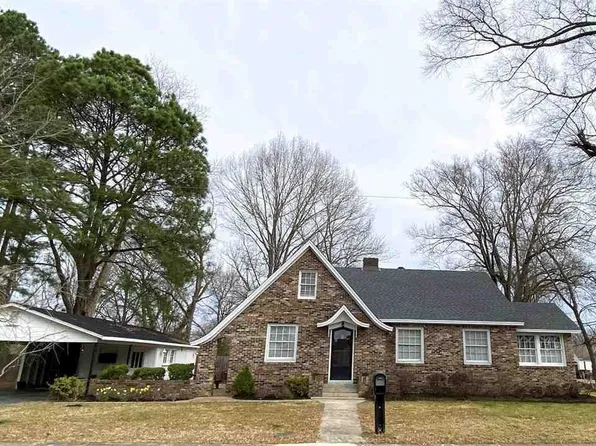 225 E 3rd St, Henderson, TN 38340