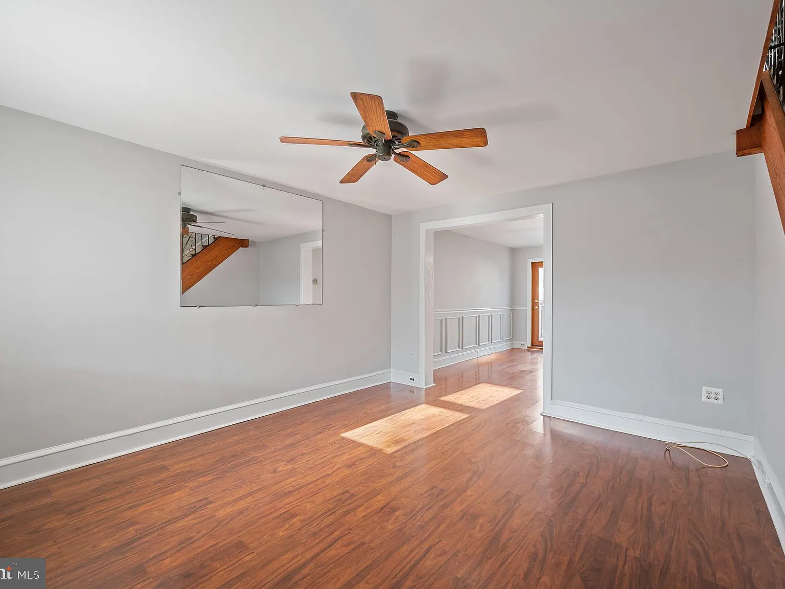 3 bed, 900 sqft, $2,099 — Photo 2