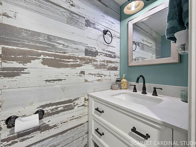 309 Newport Ln — Photo 12