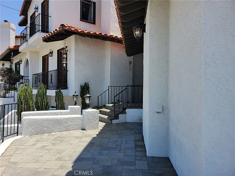 219 W Escalones — Photo 4