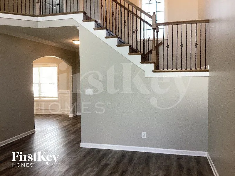 4 bed, 3.0 bath, 2356 sqft, $1,845 — Photo 3