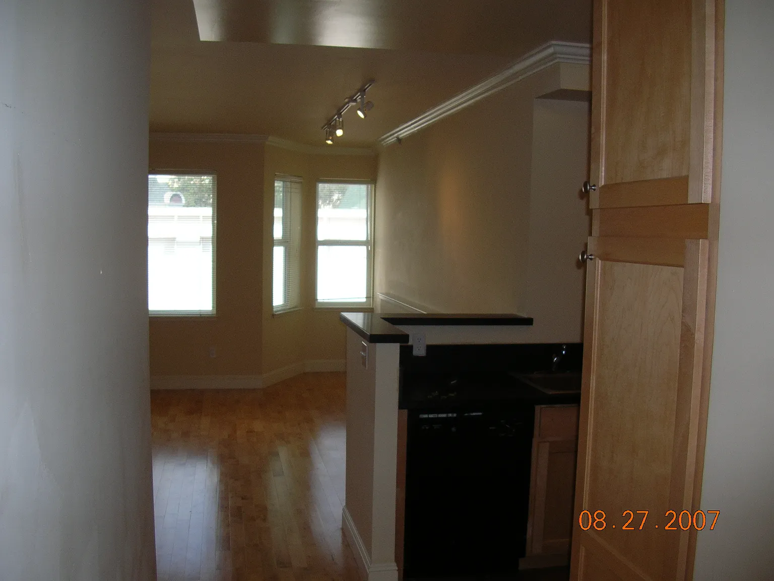 Studio, 525 sqft, $4,150 — Photo 2