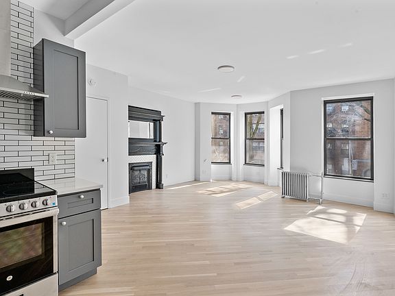 3rd image of 39 Saint Pauls Pl #4