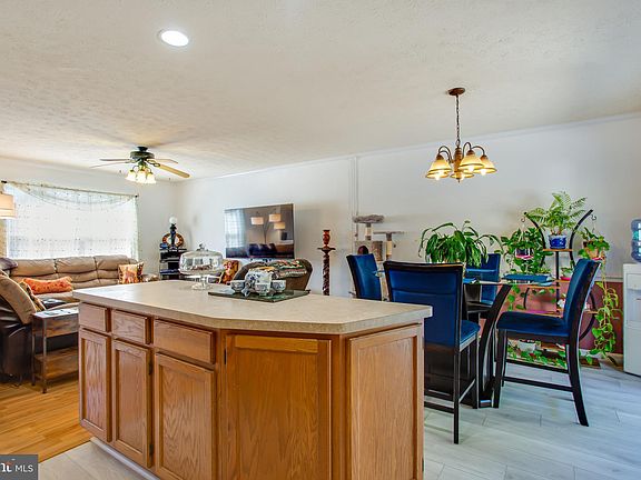 4th image of 38418 Arlington Dr