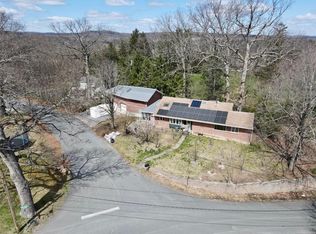 2 Oak Ridge Dr, New Windsor, NY 12553