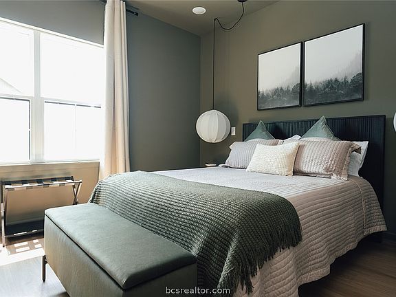 5th image of 302 W 31st St #601