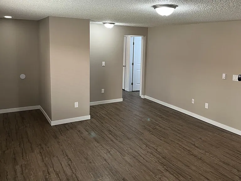 Sunset East Apartments — Photo 10