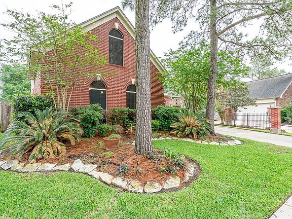 Located on a quiet cul-de-sac street, this home has mature trees and boasts great curb appeal to all that pass by.
