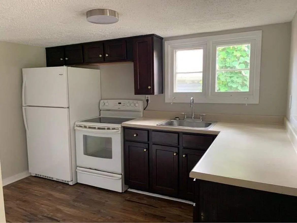 3 bed, 848 sqft, $1,295 — Photo 3