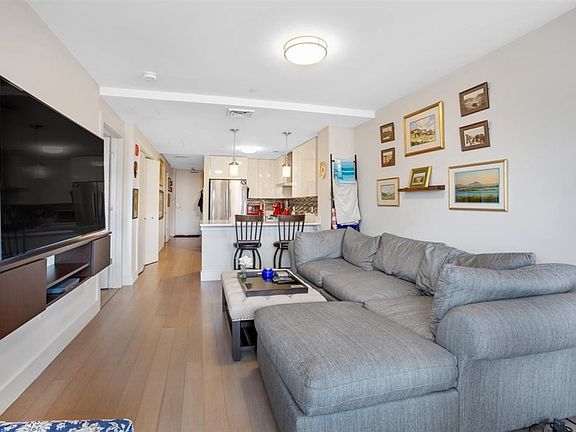 5th image of 121 Portland St Unit 902