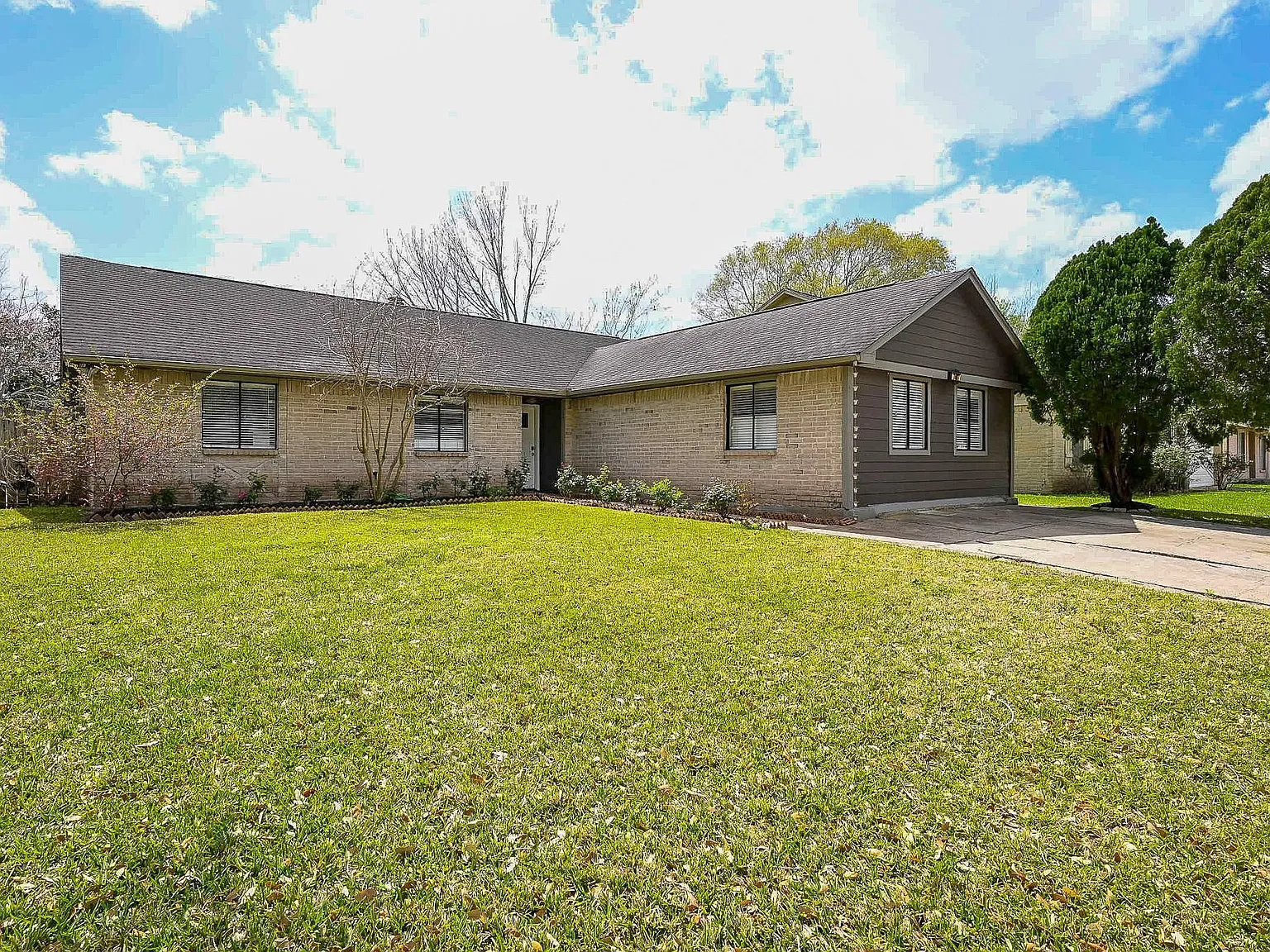 3 bed, 2.0 bath, 2014 sqft, $1,850 — Photo 1