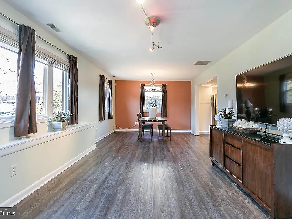 5 bed, 1750 sqft, $2,990 — Photo 4