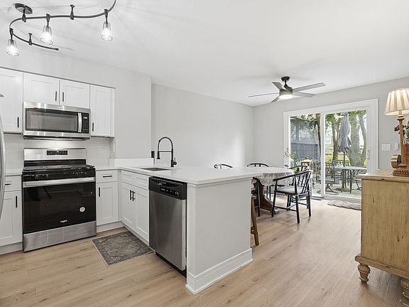 3rd image of 27W051 Cooley Ave