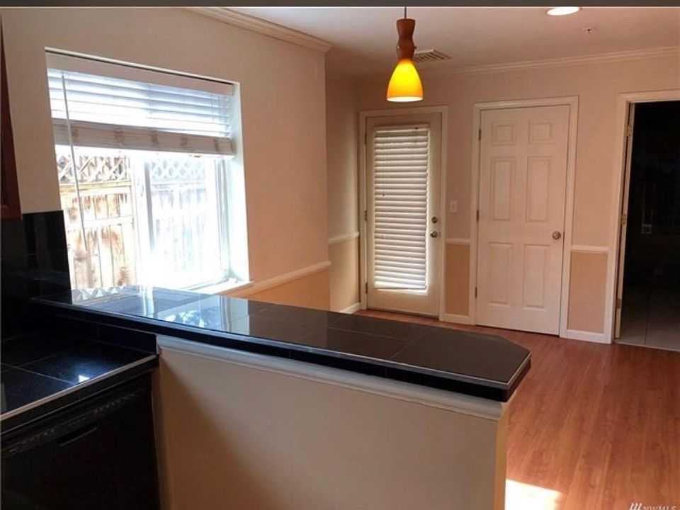 1st image of 10556 Midvale Ave N APT 102