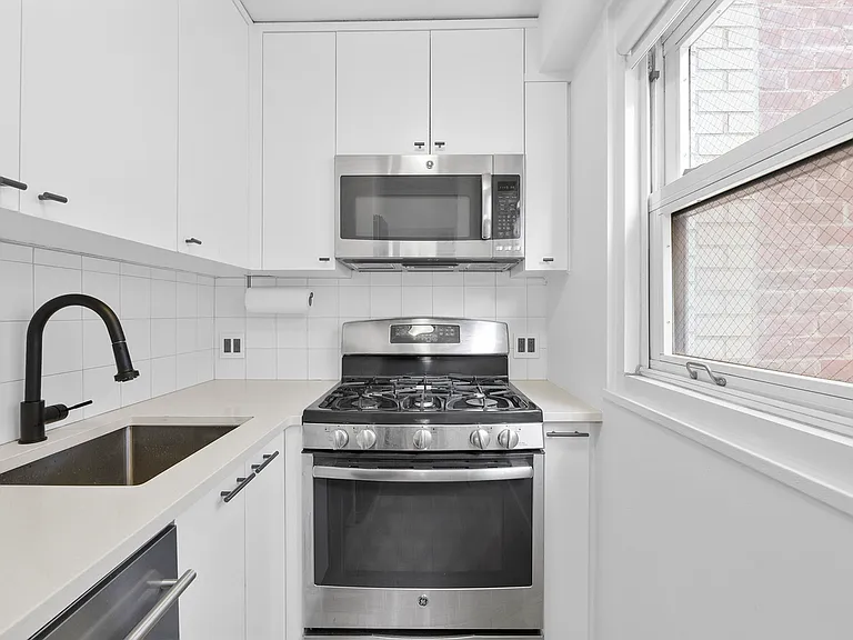 142 E 16th St #11G — Photo 9