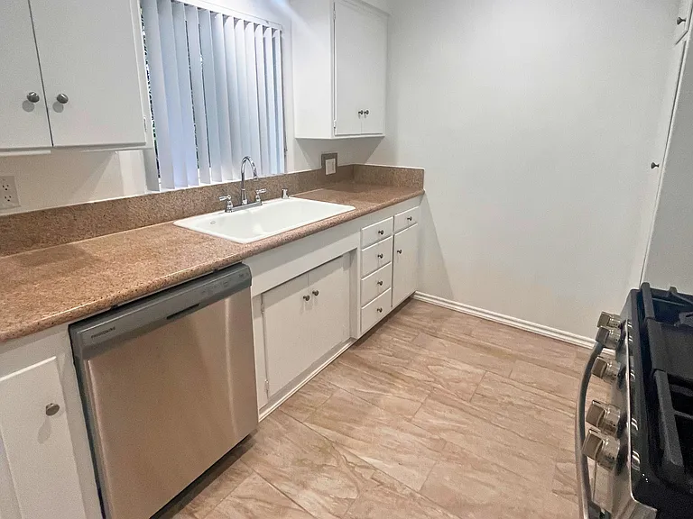 251 N El Molino Ave #12 — Photo 3