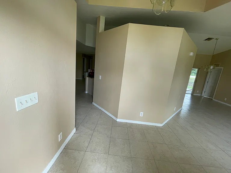 711 Arundel Cir — Photo 2