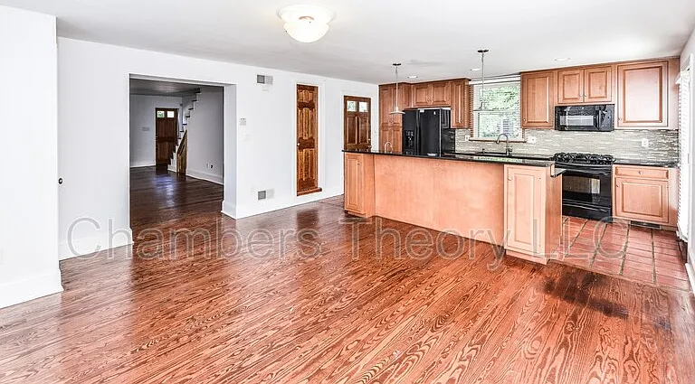 635 N West St — Photo 25