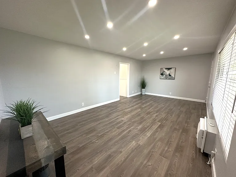 Marquis Apartments — Photo 12
