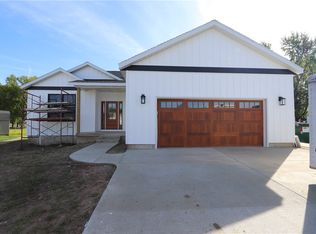 912 Vanlaningham Dr, Mattoon, IL 61938