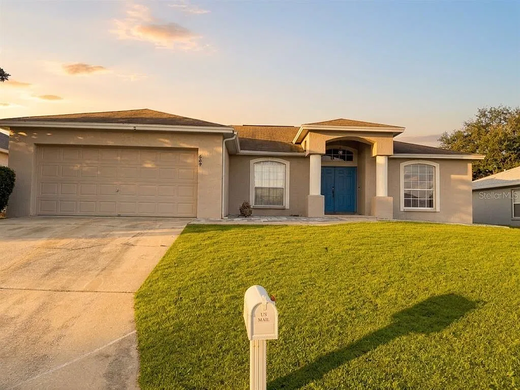 4 bed, 2.0 bath, 1859 sqft, $2,500 — Photo 1
