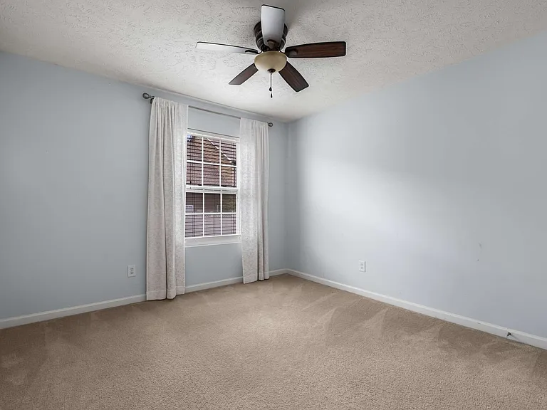 1021 Ashmore Dr — Photo 14
