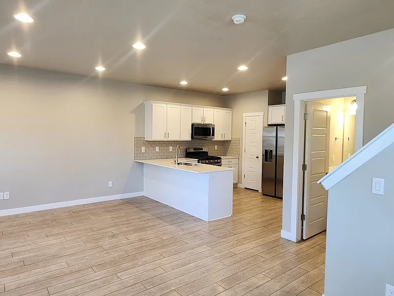1255 N Main St — Photo 2