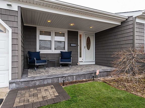 2nd image of 19 Waterford Dr
