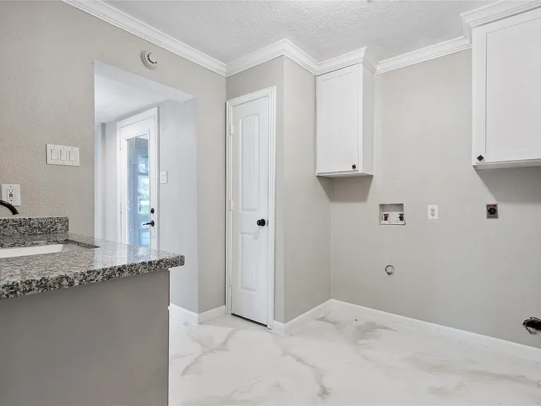 570 Roanoke Dr — Photo 8