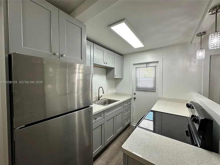2325 Arthur St #6 — Photo 2