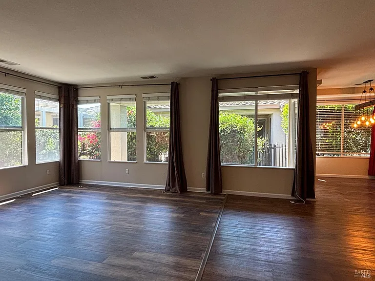 520 Arlington Dr — Photo 6